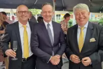 Prösterchen in Blau-Gelb (von links): Thomas Schell (60), Spitzenkandidat für den Stadtrat, Minister Volker Wissing (54) und FDP