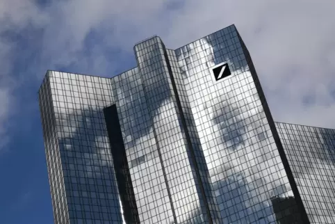 In der Pfalz zählt die Deutsche Bank neun Filialen. Das Foto zeigt die Zentrale des Geldhauses im Frankfurter Bankenviertel.
