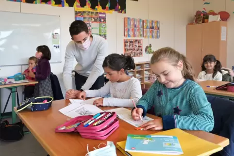  Herbstschule in der Siedlungsrealschule: Julian Porr bespricht mit den Kinder die Aufgaben.