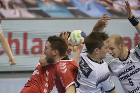 Handball: ein Mit- und Gegeneinander.