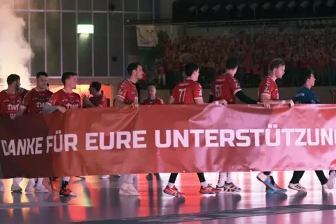 Der Dank an die Fans: die Mannschaft der Eulen Ludwigshafen vor Spielbeginn. 