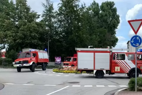 Da waren alle noch motiviert: Der Konvoi der Feuerwehren setzt sich in Ramstein in Bewegung Richtung Eifel. Noch weiß niemand, d