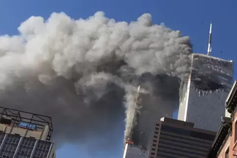 Bilder, die man nicht vergisst: Rauch steigt aus den brennenden Zwillingstürmen des World Trade Center auf, nachdem entführte Fl