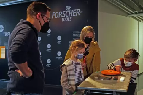 Kurbeln und beobachten: die Testfamilie an einer der Stationen des Pirmasenser Mitmachmuseums Dynamikum. 