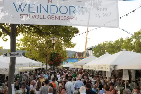Die Aufnahme zeigt das Weindorf bei seinem 25. Jubiläum. 2022 wird es zum 30. Mal auf dem Wurstmarkt vertreten sein. 