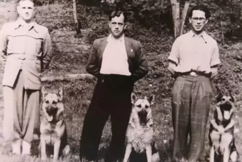 Von links: Hugo Haas, der den Hund Hasso von Opel Rasp führt, der erste Vorsitzende Richard Bittes und Herr Buschmann (Vorname u