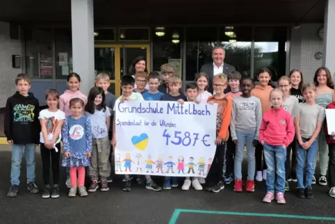 Die Kinder und ihre Lehrerinnen übergeben den Spendenbetrag an Saarpfalz-Landrat Theophil Gallo (hinten Mitte).