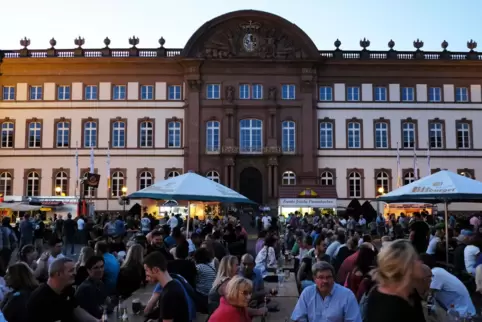 Typisch Samstagabend: Besucher in großer Zahl – das Foto zeigt den Schlossplatz 2018. 