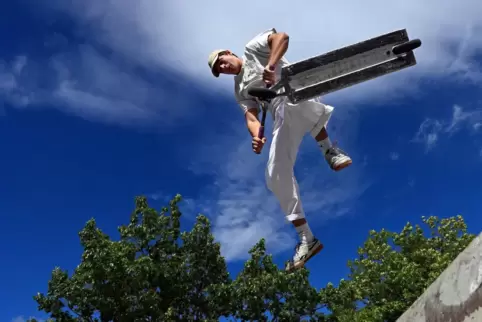 Niclas Engel legt Stunts auf dem Kickboard hin.