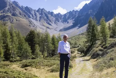 Die Liebe zur Natur und zum Wandern ist ihm bis heute geblieben: Der österreichische Bundespräsident Van der Bellen posiert im K