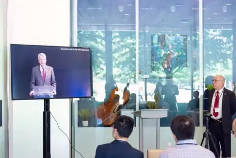 Bei der Auftaktveranstaltung der neuen Kooperation in Kanada sprach IESE-Leiter Peter Liggesmeyer mittels einer Videoschalte. 