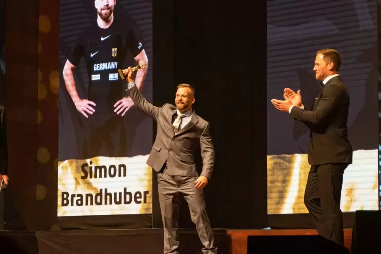 Unter Jubel auf die Bühne: AV03-Gewichtheber Simon Brandhuber mit der Auszeichnung. 
