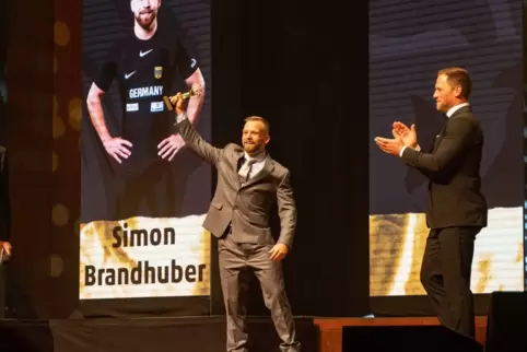 Unter Jubel auf die Bühne: AV03-Gewichtheber Simon Brandhuber mit der Auszeichnung. 