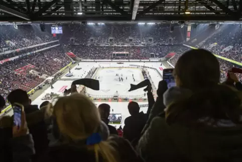 40.000 Eishockey-Fans kamen nach Köln-Müngersdorf zum Spiel unter freiem Himmel. 