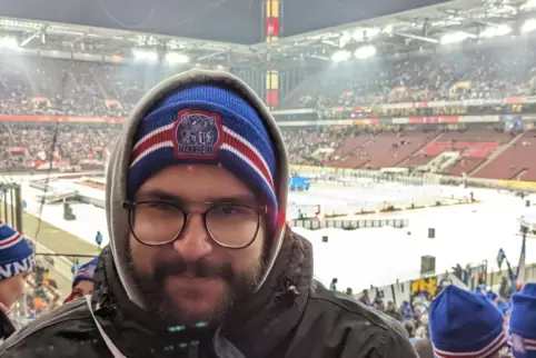 Gut eingepackt: Adler-Fan Julien Douillard beim Winter Game der DEL in Köln. 