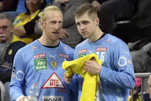Mikael Appelgren spricht mit Joel Birlehm (rechts). Mit David Spät haben die Löwen noch einen weiteren Top-Torhüter.
