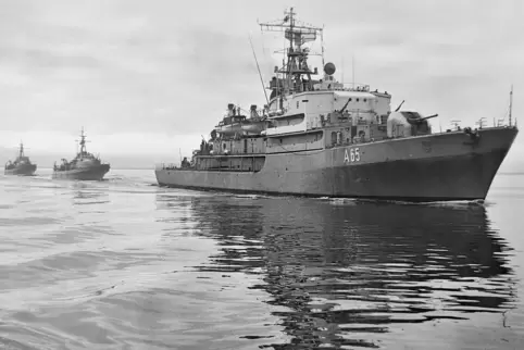 Das 1. Minensuchgeschwader für die Nord- und Ostsee bestand aus einem Versorgungsschiff (rechts) und zehn Minensuchbooten, die a