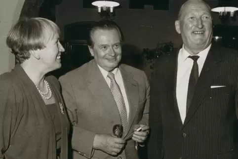 Siegfried Perrey (rechts) mit seiner Frau Marianne und Willi Daume, von 1961 bis 1992 Präsident des Nationalen Olympischen Komit