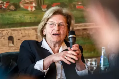 Die 90-jährige Holocaust-Überlebende Eva Szepesi im Kreishaus.