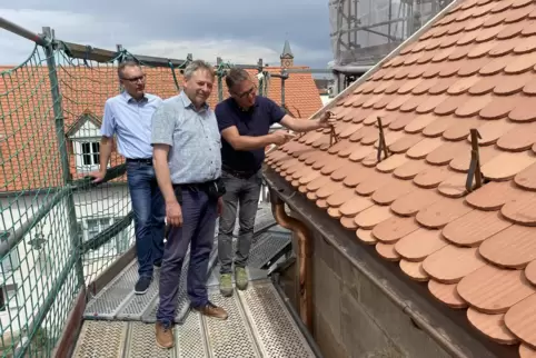 Bernd Wohnsiedler, Stefan Kuntz und Matthias Dichtl inspizieren das neue Dach der Schlosskirche. 