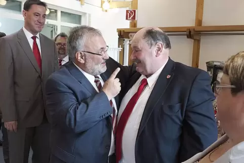 16. Mai 2015: Carlos Pendon-Reyes (vorne links) gratuliert seinem engen Freund Kurt Pirmann zum 60. Geburtstag. 