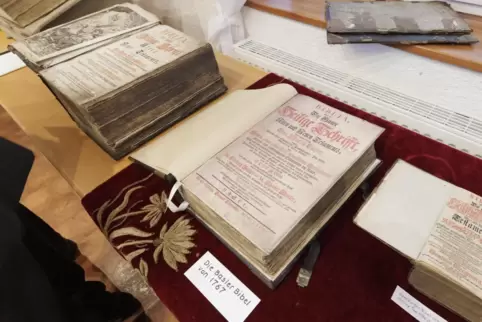 Hat wohl in einer Scheune im Kreis Kusel überdauert und schmückt jetzt das Queidersbacher Heimatmuseum: eine Luther-Bibel von 17