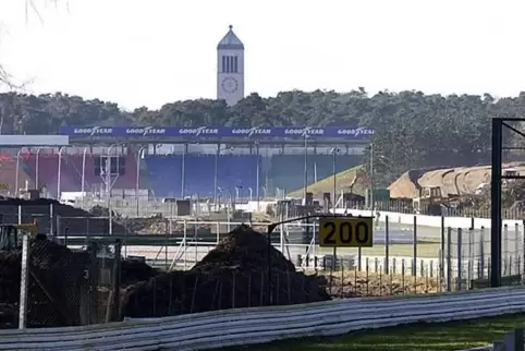 Zwei signifikante Punkte in Hockenheim: vorne der Hockenheimring, im Hintergrund der Wasserturm. Jetzt Schauplatz für philosophi