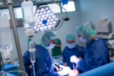 Wenn angehende Chirurgen mit virtueller Realität für Operationen üben, könnte das manchen Patienten das Leben retten. 