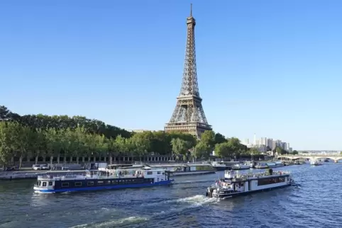 Das Symbol für Frankreich schlechthin: Der Eiffelturm in Paris an der Seine. 