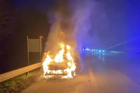 Nach einem Auffahrunfall stand am Montagmorgen auf der A61 ein Auto in Flammen