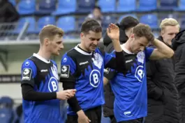 Die Gesichter sprechen Bände: enttäuschte Waldhöfer nach der Niederlage gegen den 1. FC Saarbrücken. 