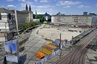 Seit Jahren ein Politikum: die „Metropol“-Baugrube am Berliner Blatz.