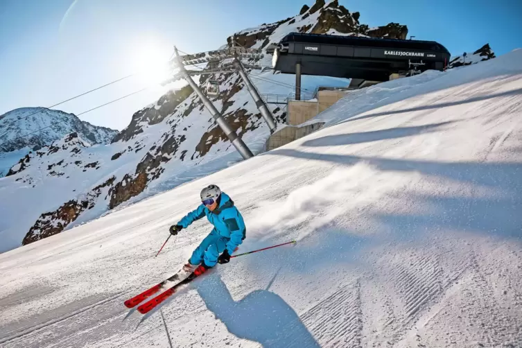 Am Karlesjoch fährt man auf 3108 Metern Ski mit Aussicht auf die italienische Staatsgrenze.