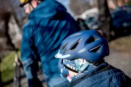 Ein Kind trägt einen blauen Fahrradhelm