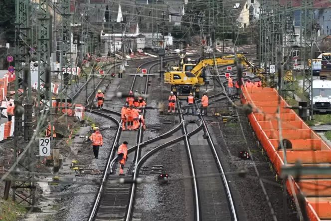 Mehr und mehr behindern Großbaustellen den Betrieb im Netz der Deutschen Bahn.