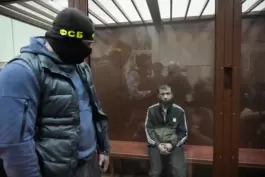 Ein Tatverdächtiger des Terroranschlags sitzt in einem Glaskäfig im Moskauer Bezirksgericht Basmanny.