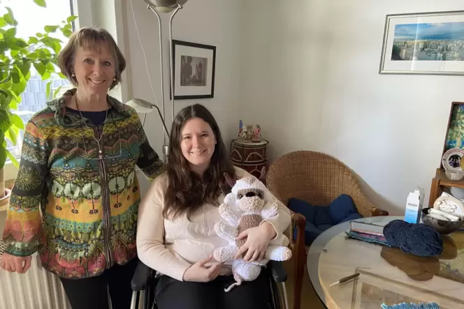 Lächeln trotz schweren Schicksals: ME/CFS-Patientin Sophia Beck mit Mama Karen.