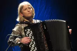 Die norwegische Akkordeonistin Irene Tillung lädt mit ihrer Musik zum Wohlfühlen ein. 