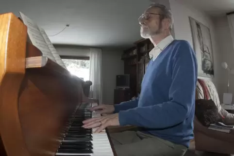 Paul Engel an seinem Klavier. 
