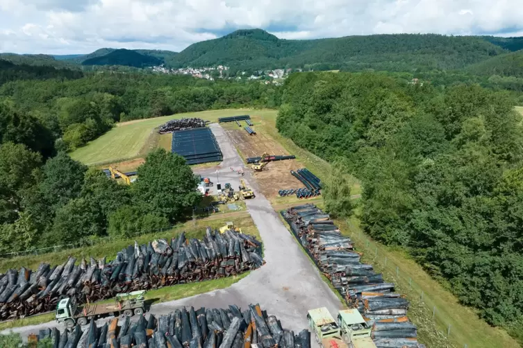 Gaspipeline-Neubau: bei Merzalben (im Hintergrund) lagern die in 6 Meter lange Stücke geschnittenen Altrohre, nebenan die neuen.