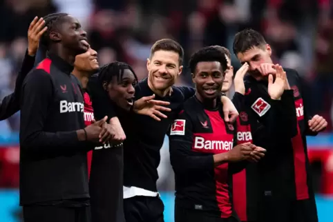 Feiernde Leverkusener und mittendrin Trainer Xabi Alonso. 