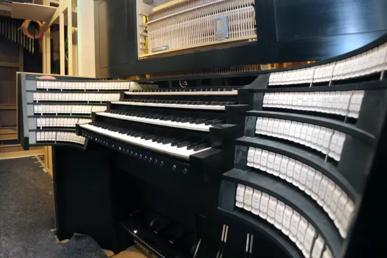 Der Spieltisch der großen Orgel im Dom zu Speyer. Von hier aus werden in diesem Jahr fünf Organisten fünf Sinfonien von Anton Br