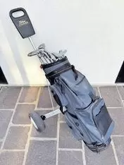 Komplette Ausrüstung für Golfanfänger mit 6 Stück Eisen (4 bis 9), Pitching und Sand Wedge, 3 Stück Driver (3, 5, 7), Putter, Sc