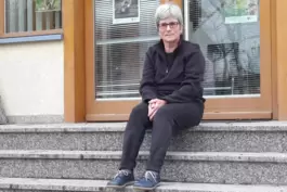 Auf den Stufen des Forstamts zu sitzen, heißt für sie nicht, sich zur Ruhe zu setzen. Ex-Forstamtsleiterin Monika Bub.