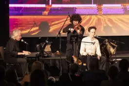 Jodel-Virtuose Albin Paulus spielt auf selbst gefertigten Rohrflöten; links Keyboarder Willi Haselbek und Ivan Knezevic mit der 