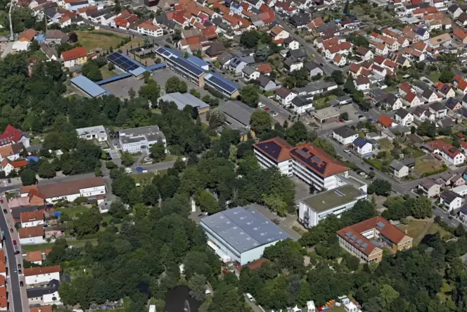 Auf dem von den Schulen, dem Rathaus und dem ehemaligen Postgebäude flankierten Gelände soll ein neuer Ortskern entstehen.