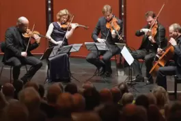 Beim zweiten Jubiläumskonzert im Saalbau: das Mandelring Quartett und Roland Gassl.