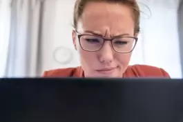 Frau vor Rechner