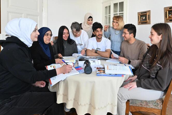 Üben mit Ulrike Werland (Dritte von rechts) Deutsch: (von links) Abir Al Sadouni, Hanan Miare, Angie Tellez, Aya Mansur, Eredesv