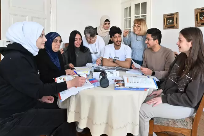 Üben mit Ulrike Werland (Dritte von rechts) Deutsch: (von links) Abir Al Sadouni, Hanan Miare, Angie Tellez, Aya Mansur, Lehreri